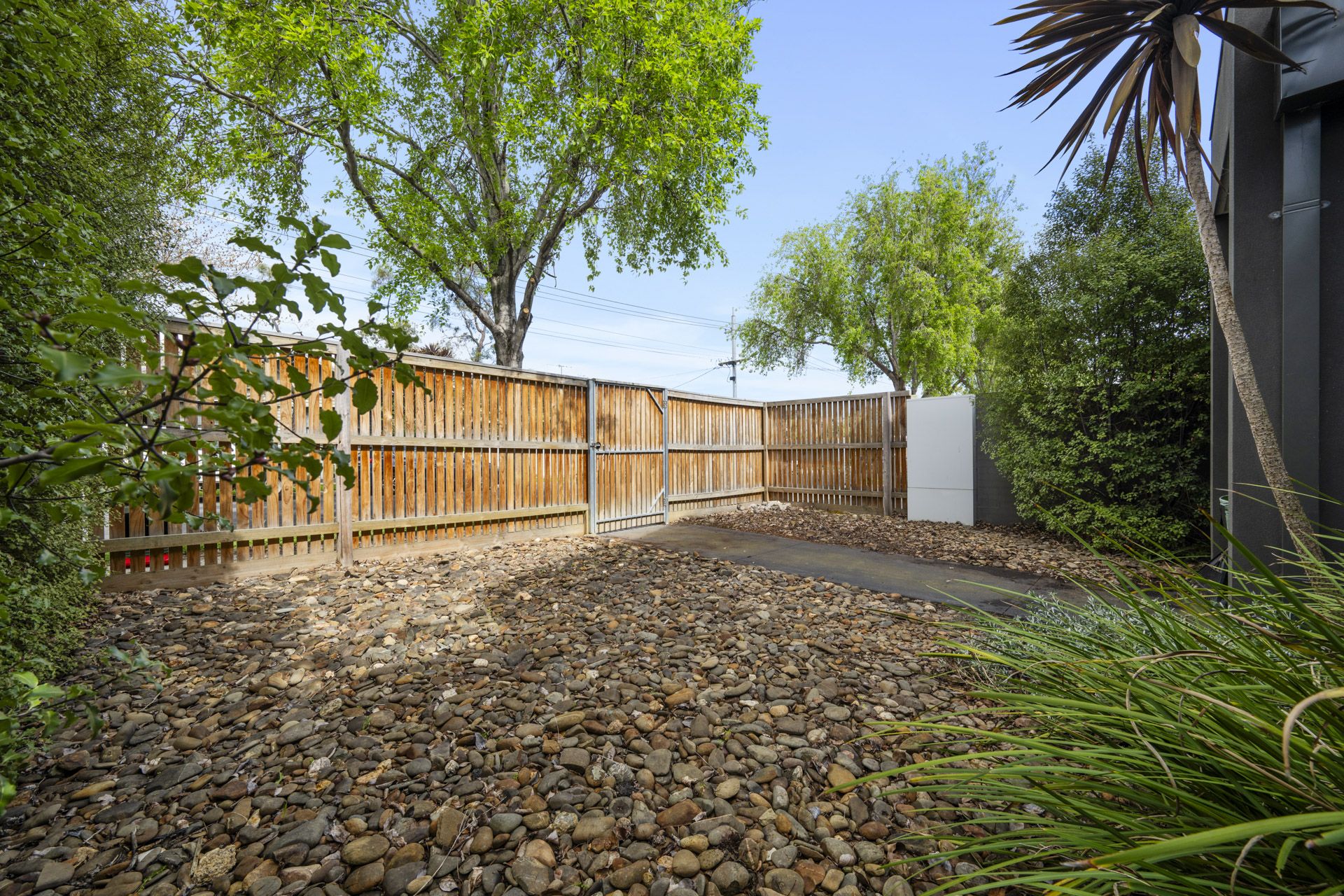 Contemporary 2-Bedroom Townhouse in Prime Thornbury Location
