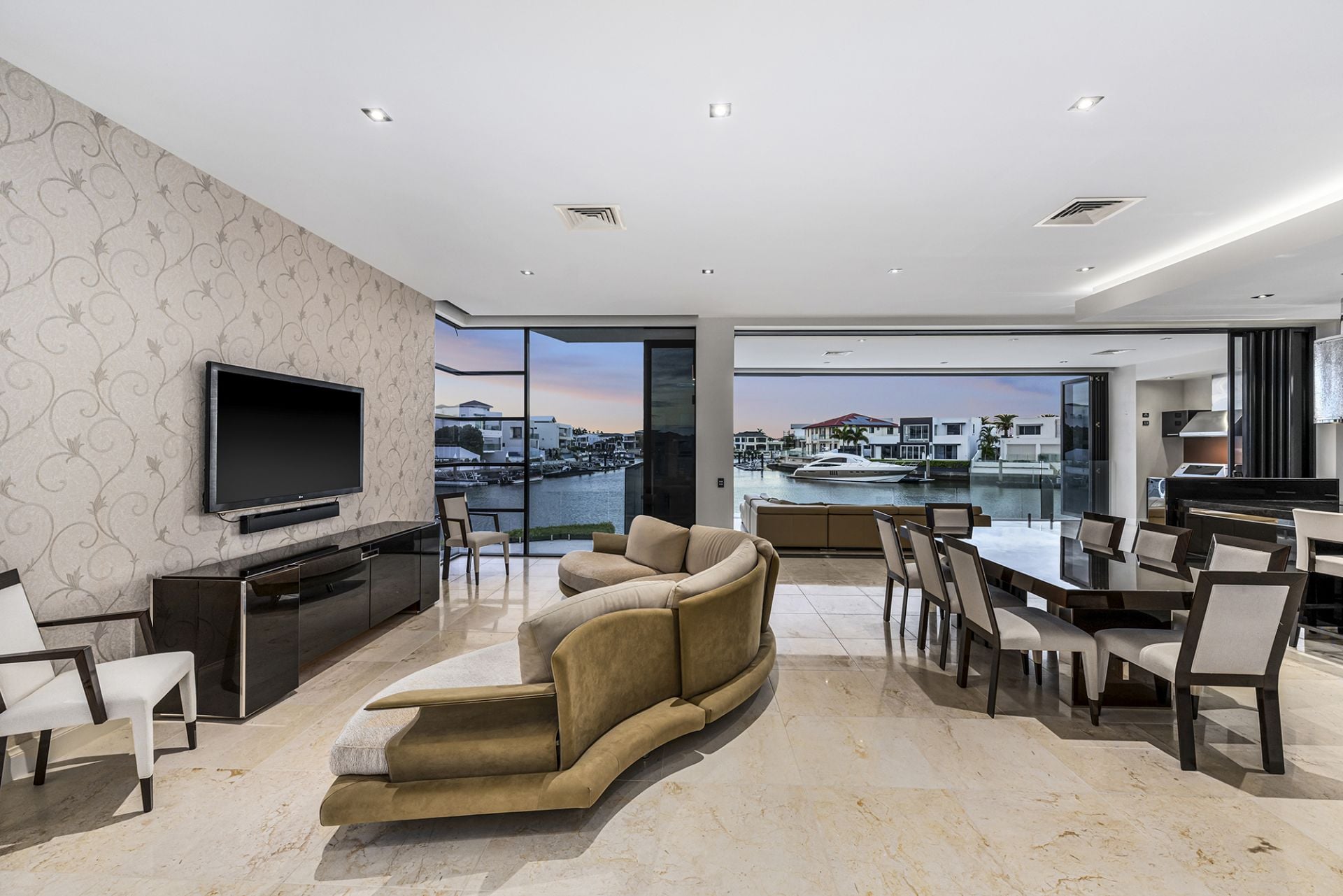 4 King Charles Drive, Sovereign Islands - Thumbnail 7