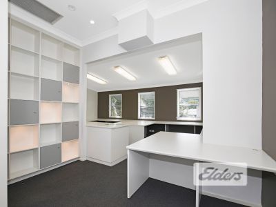 STYLISH WORKERS COTTAGE WITH 6 CARS!