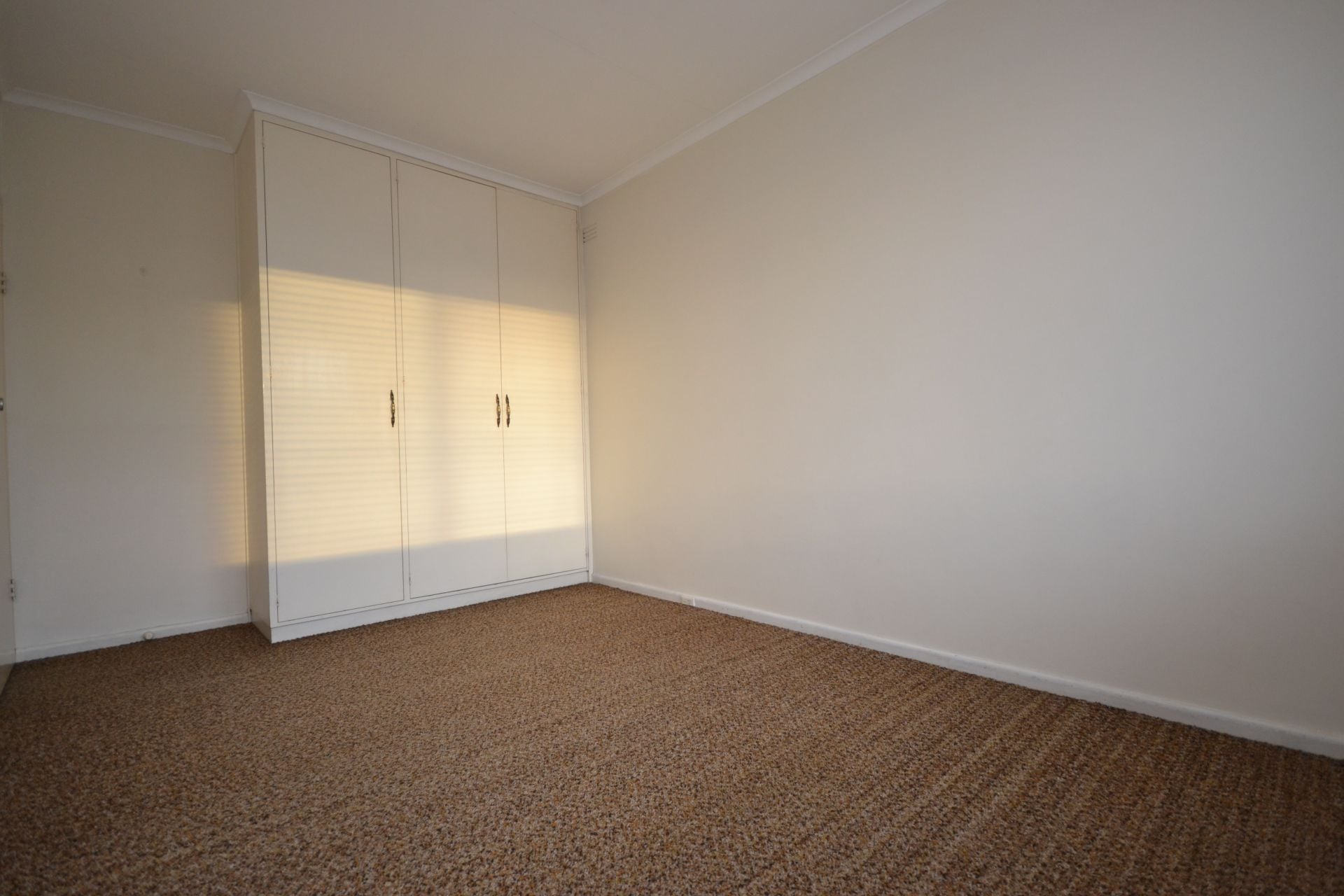 LARGE 2 BEDROOM APARTMENT