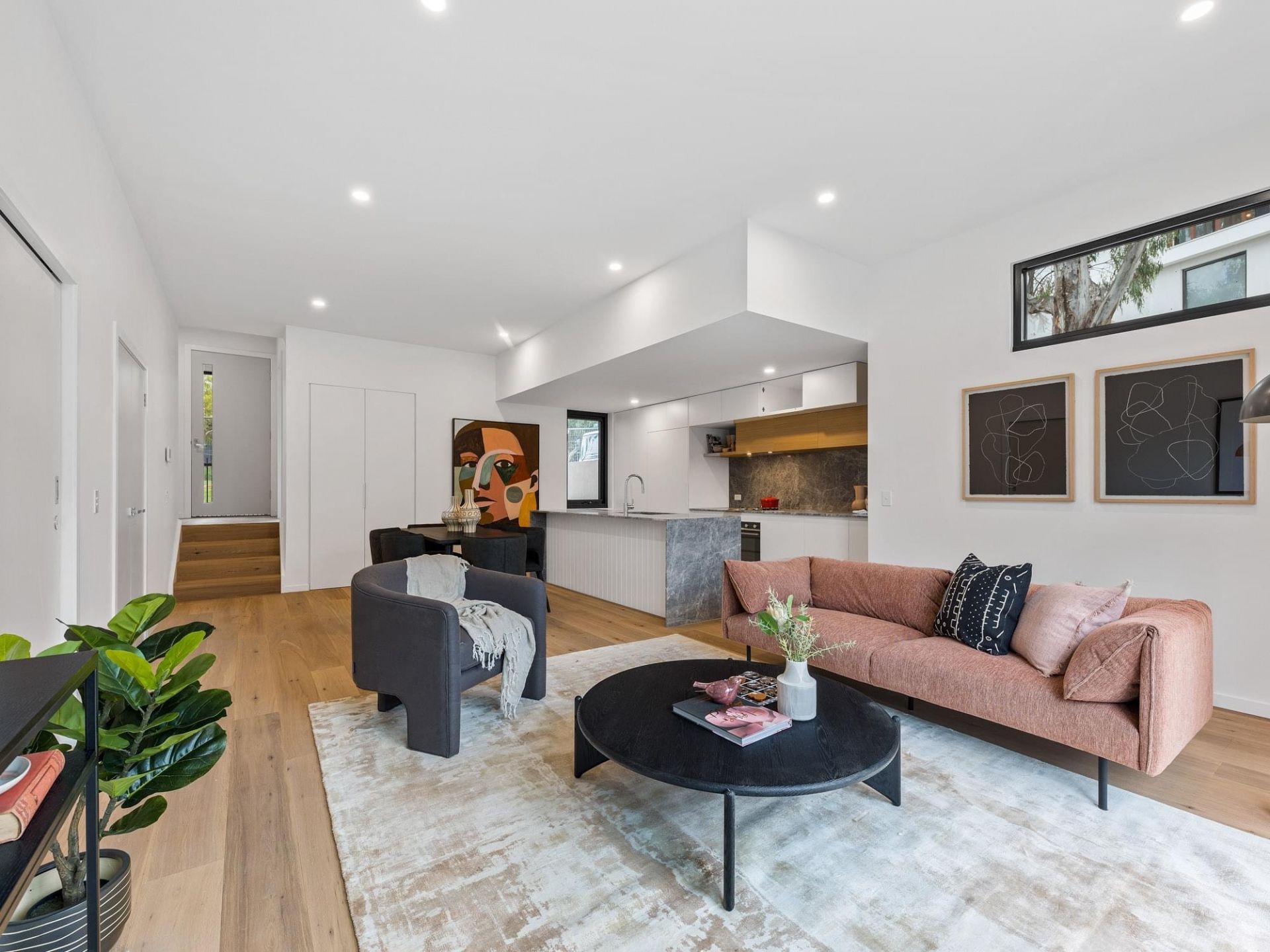 STUNNING TOWNHOUSE!