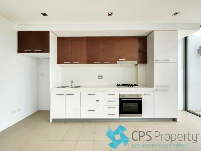 EXECUTIVE RESIDENCE WITH A PRIVATE ROOF DECK & SWEEPING HARBOUR VIEWS