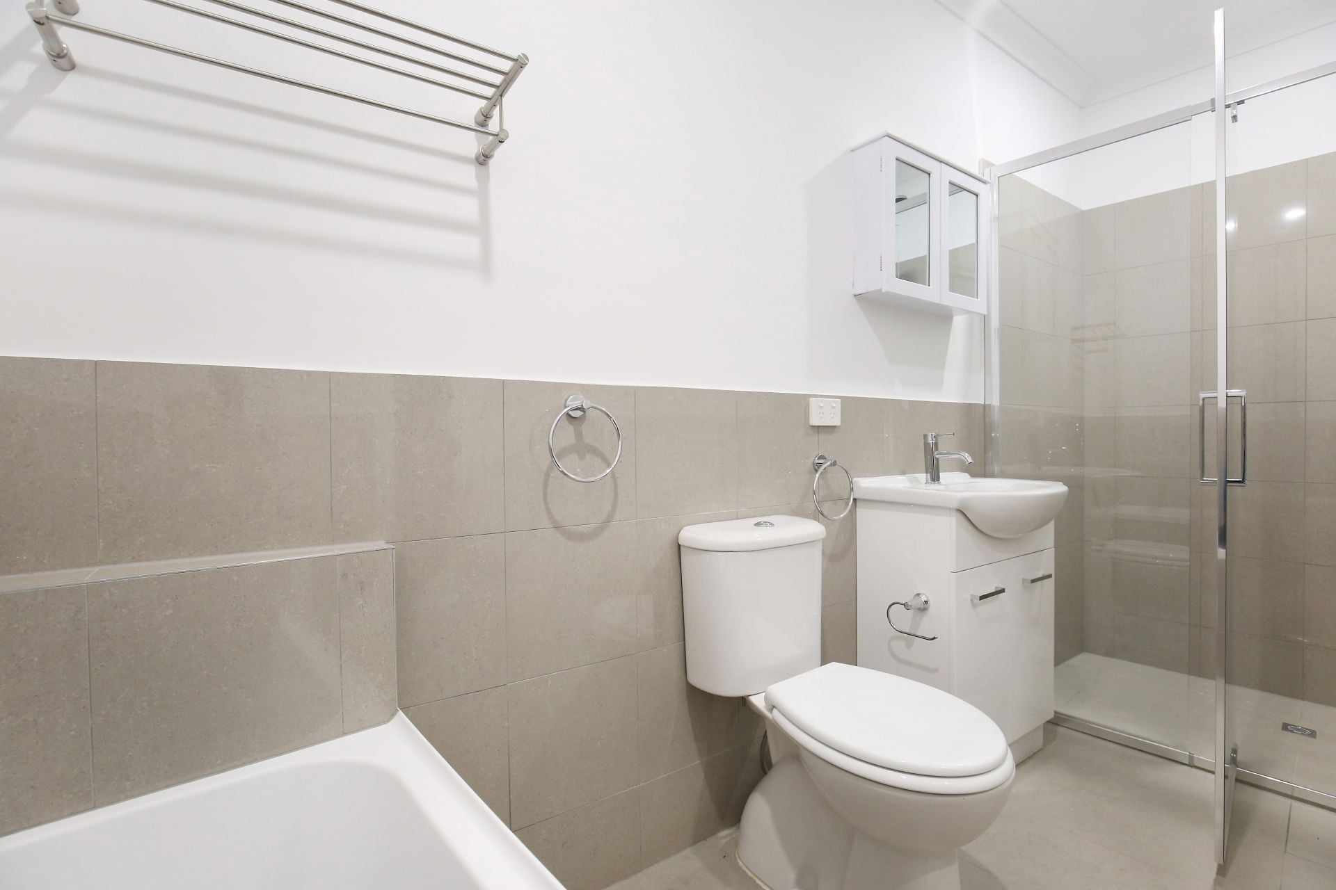 One Bedroom Plus Study Townhouse in Prime Locale!
