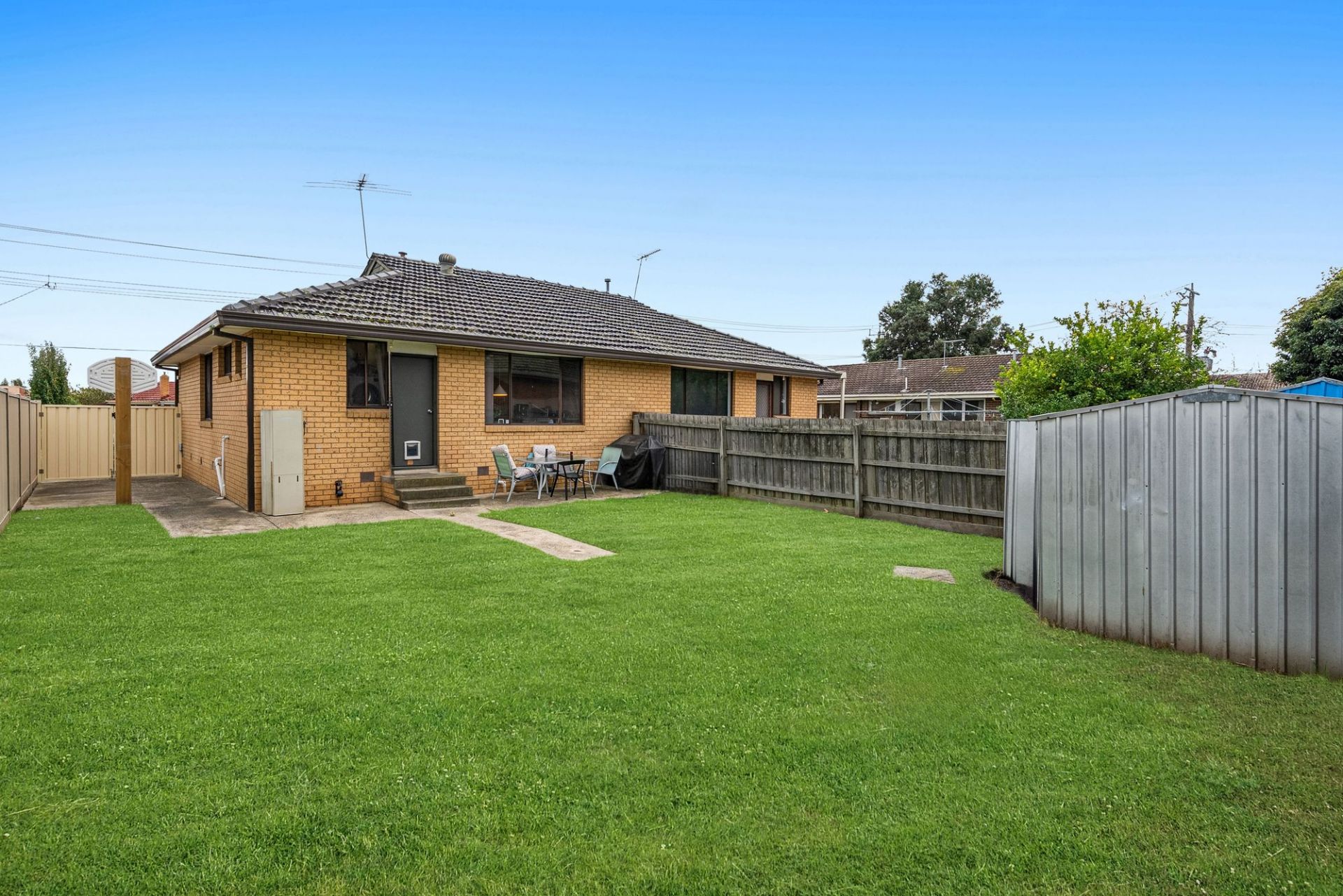 Spacious Semi-Detached Unit with Rare Huge Backyard