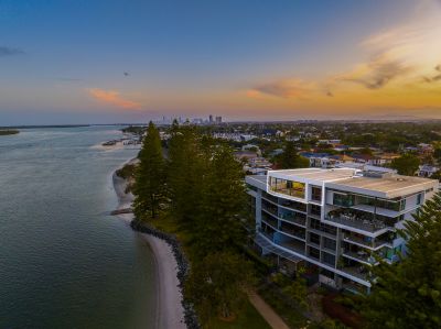 Stylish Penthouse with Blissful Absolute Broadwater Views
