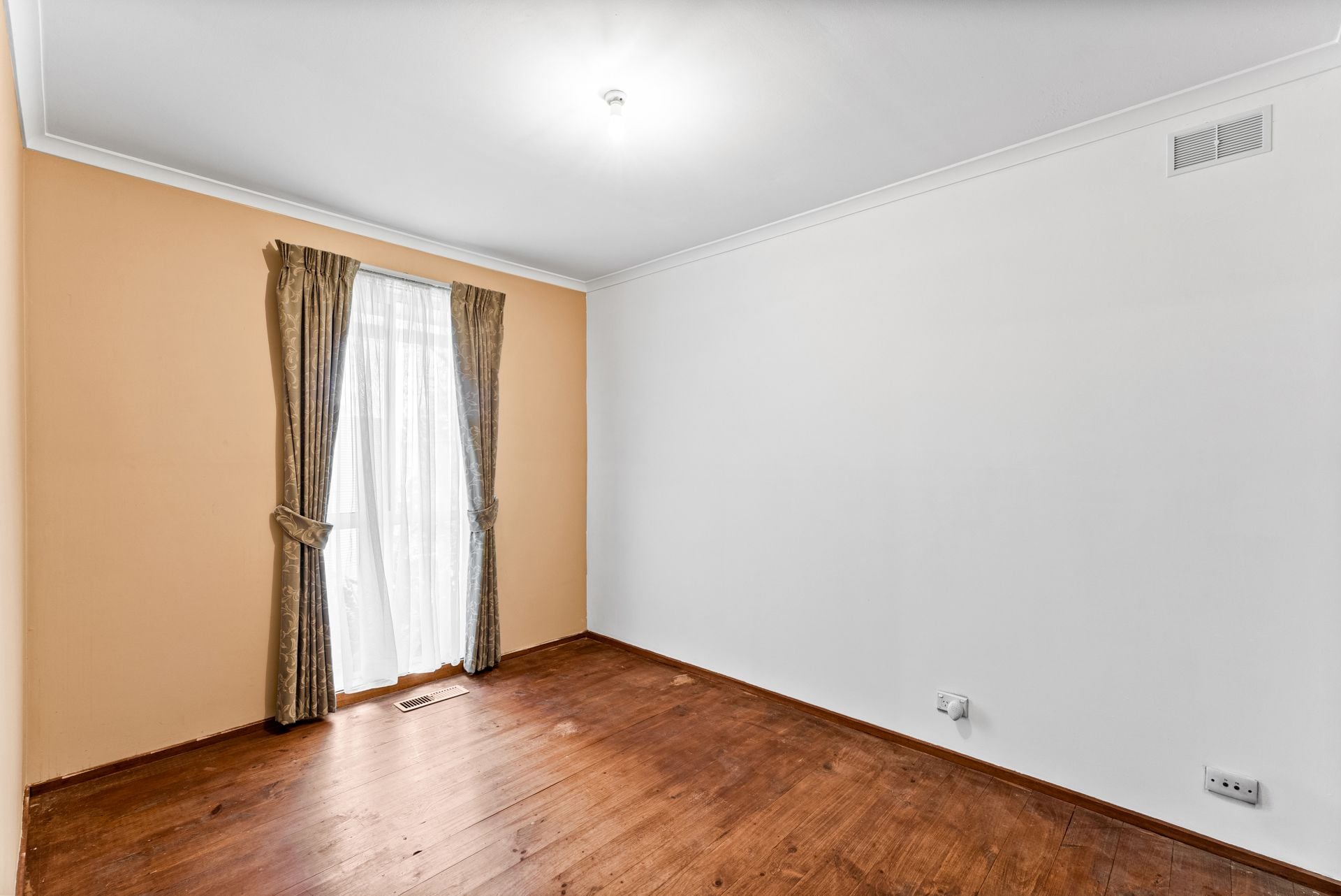 Comfortable, Convenient & Full of Potential in a Quiet Court