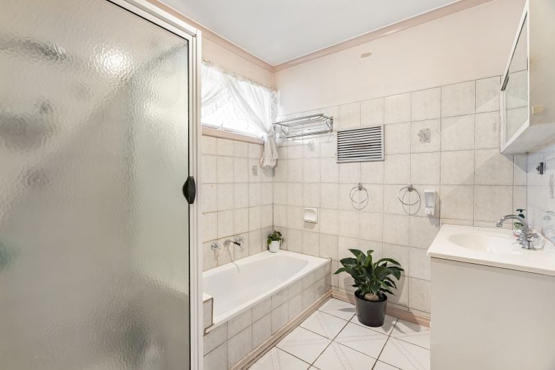 8 Casey Drive, Lalor