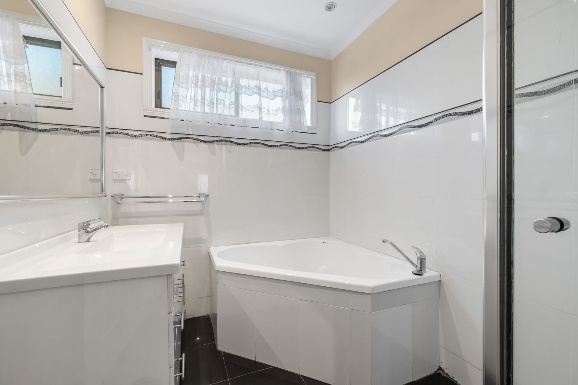 Beautifully Presented 2-Bedroom Unit | Reservoir | Bills Included