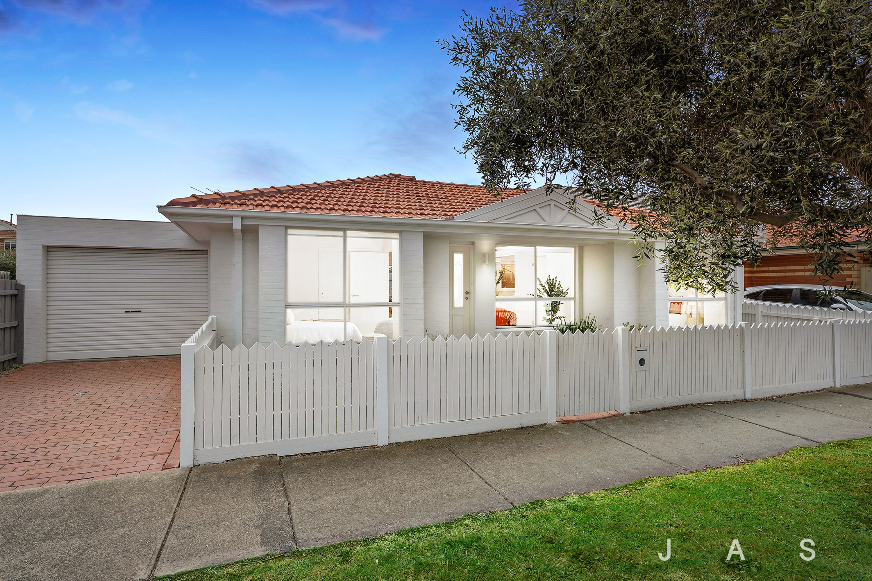 16 Chatfield Street, Kingsville, Kingsville - Thumbnail 2