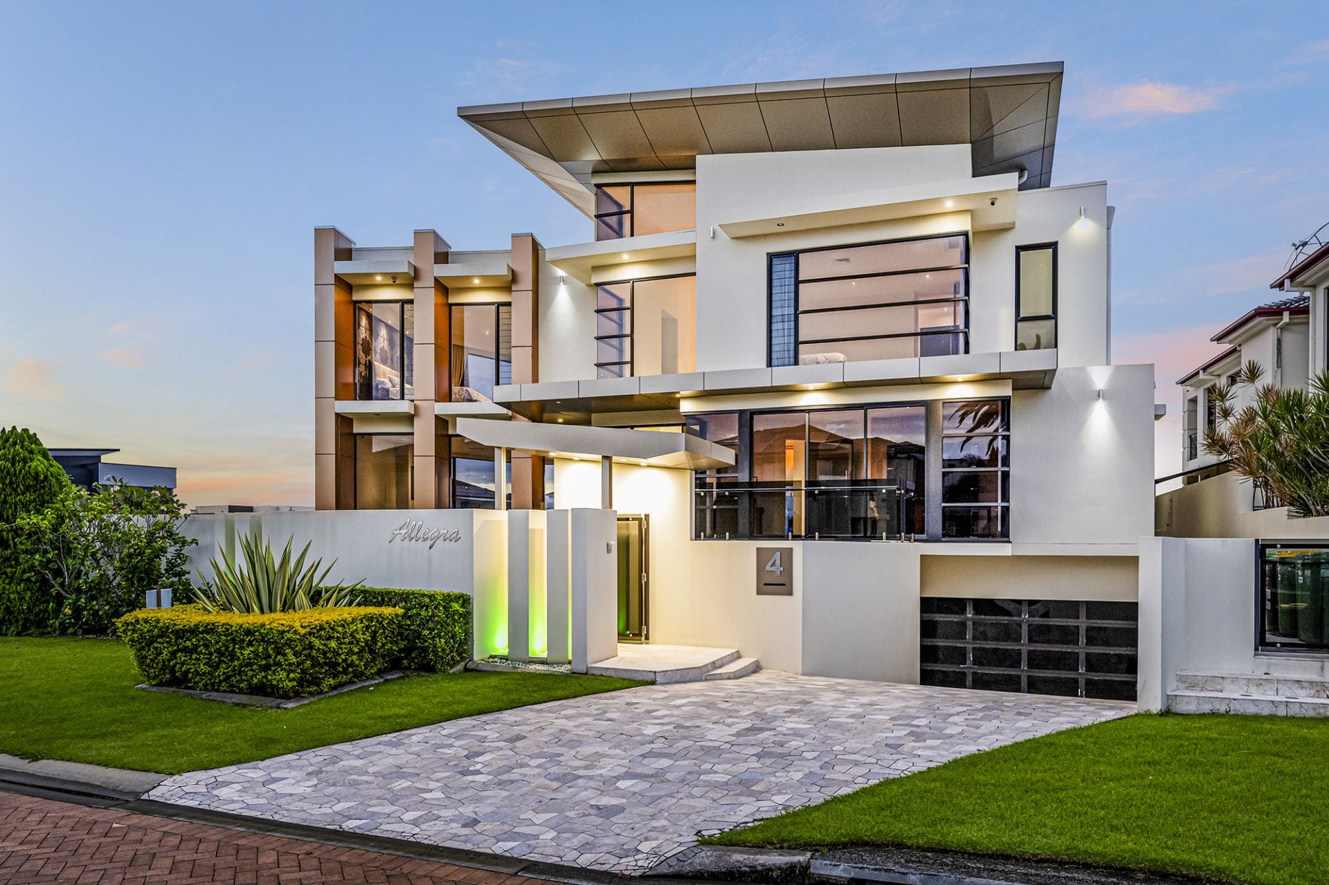 4 King Charles Drive, Sovereign Islands - Thumbnail 2