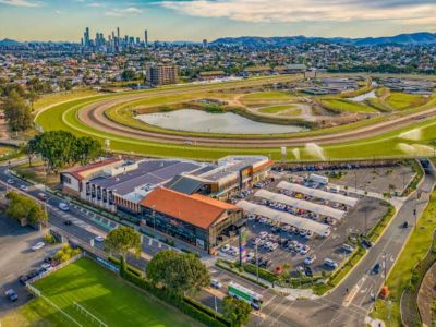 HIGHLY EXPOSED CORNER WITH MULTIPLE USES!