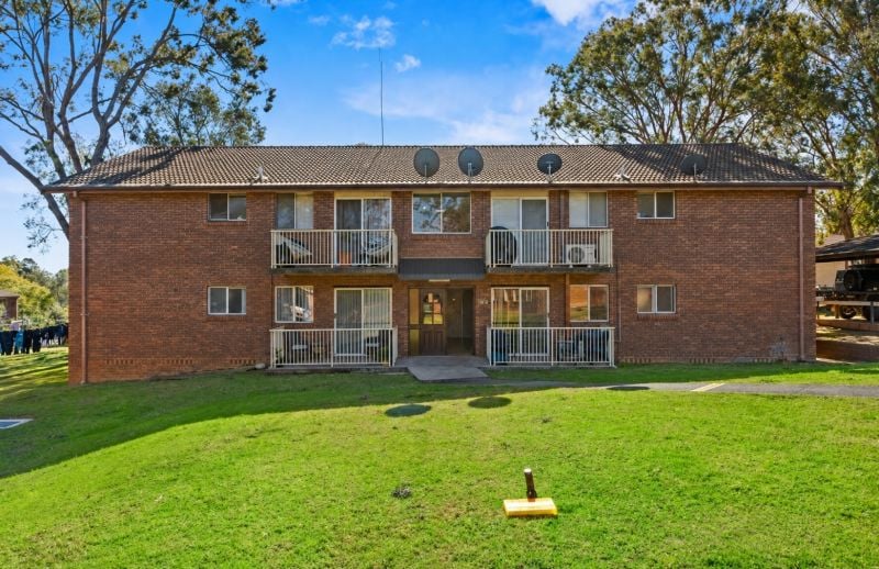 Renovated & Light-Filled Unit in an Ultra-Convenient Location