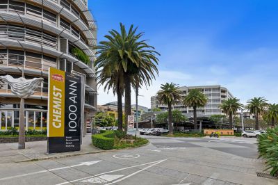 FITTED COMMERICAL KITCHEN IN THRIVING RETAIL PRECINCT