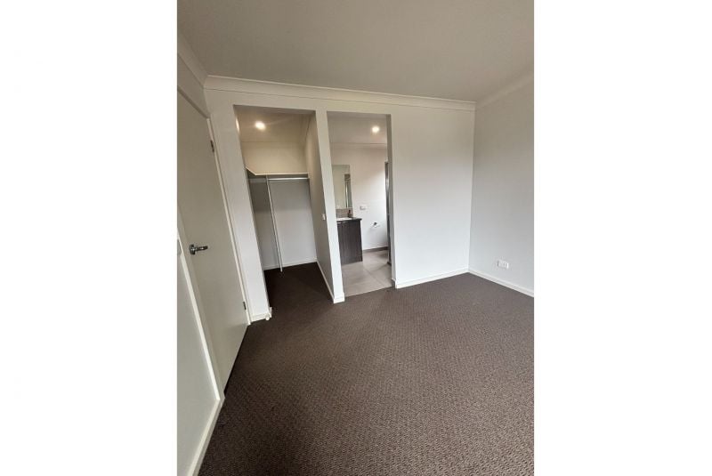 15 Rabbit Crescent, Werribee