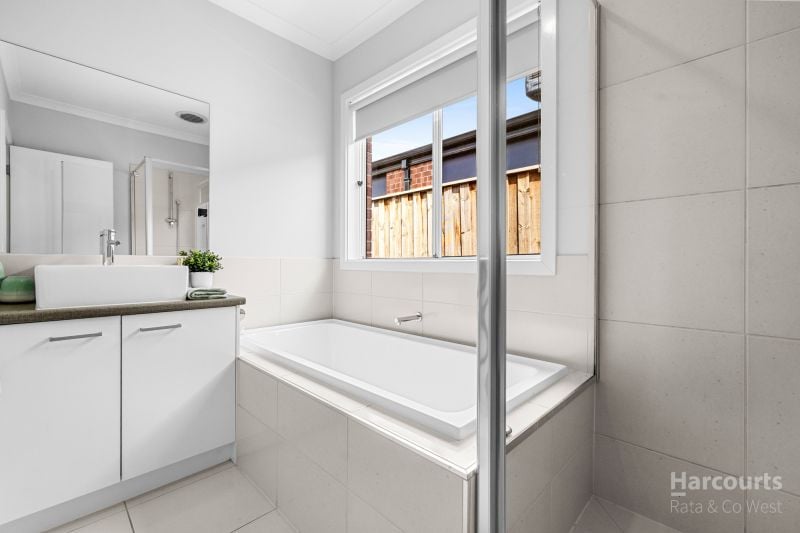 48 Royale Drive, Fraser Rise