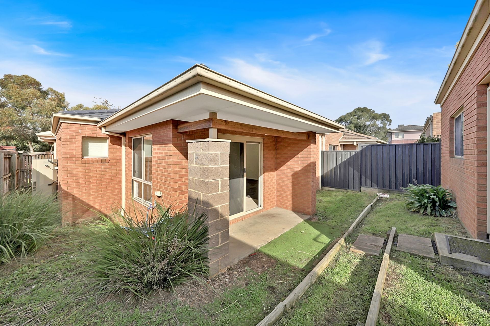 MODERN 3 BEDROOM HOME IN AURORA ESTATE..