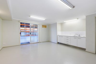 HIGHLY EXPOSED OFFICE / WAREHOUSE ALONG STANLEY STREET!