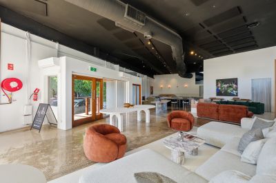 STUNNING INNER CITY SHOWROOM WITH HIGH CEILINGS