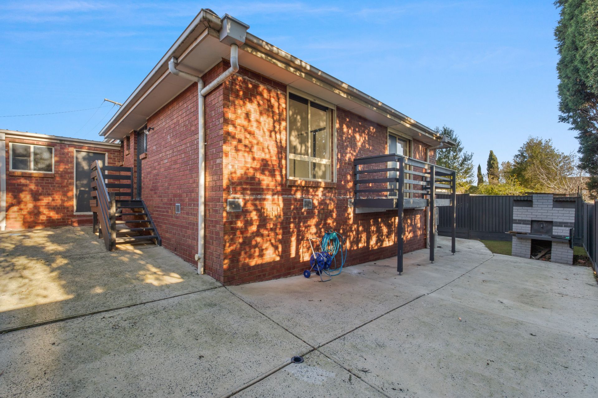 Immaculate Unit in a Peaceful Court Setting