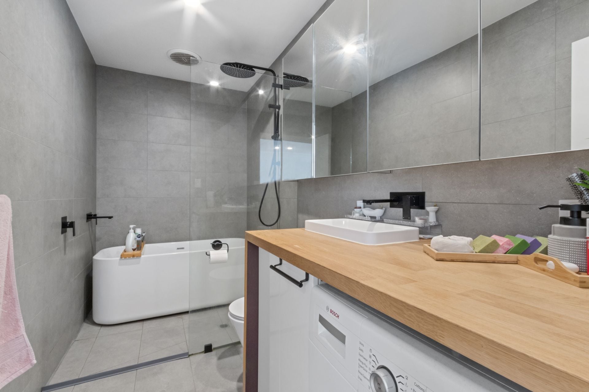 Stunning Unit in Ideal Location