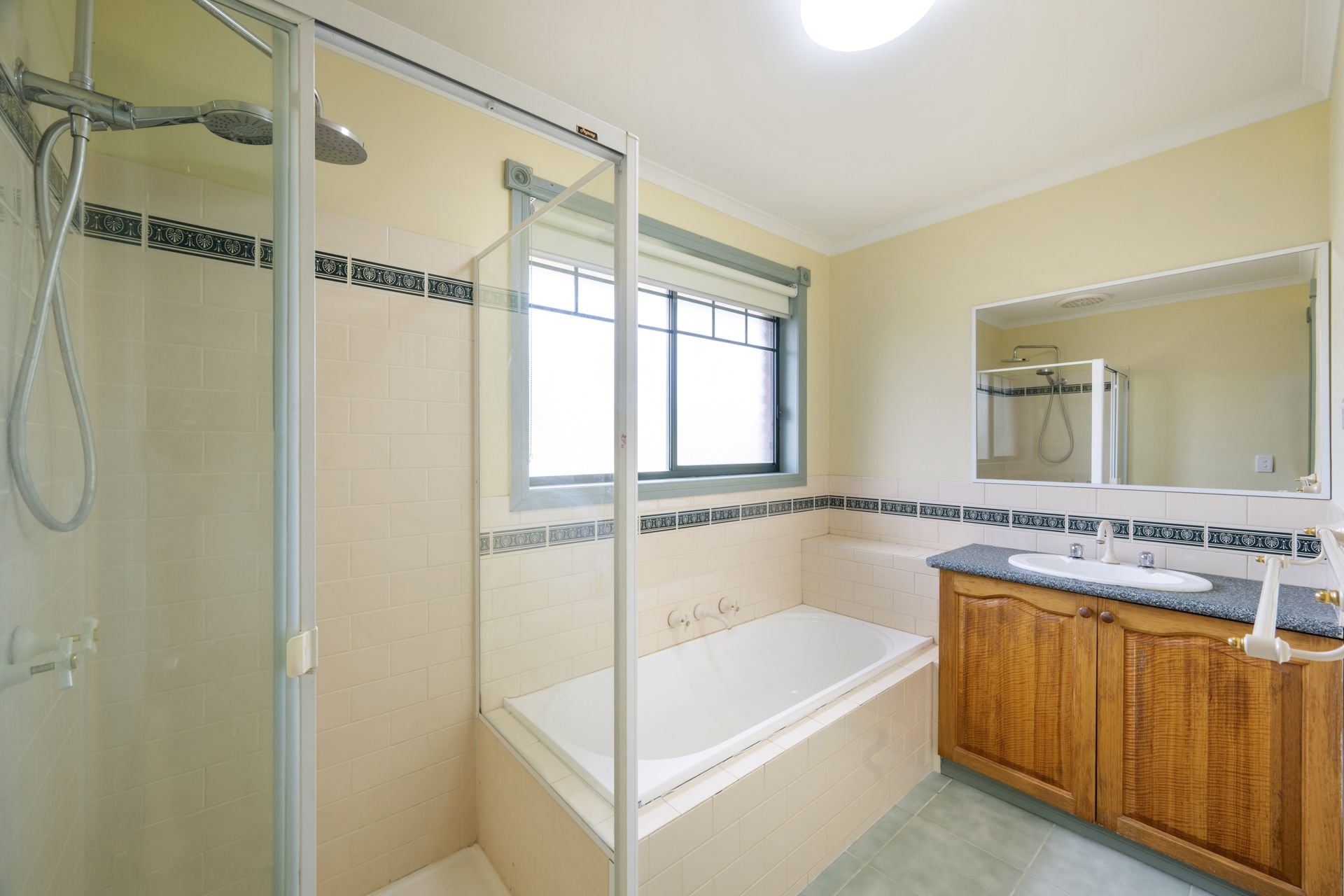 Fresh, Modern Living in a Convenient Location!