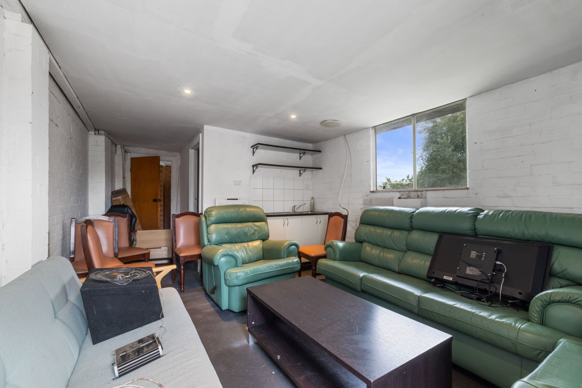Spacious Family Home With Versatile Bungalow