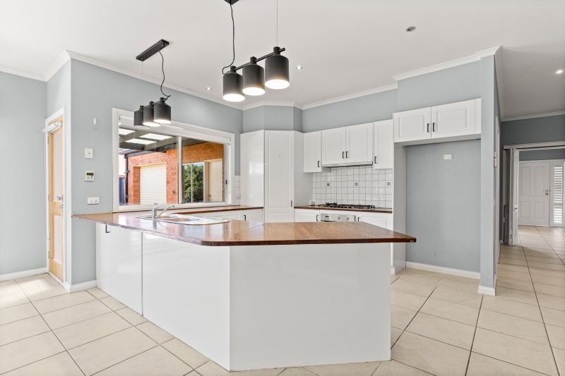 242 Flaxen Hills Road, Doreen