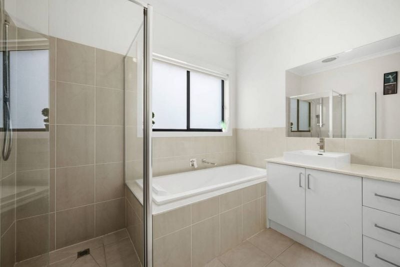 24 Yellow Brick Road, Doreen