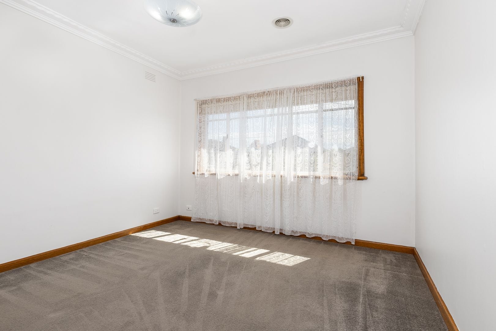 NESTLES CENTRALLY IN THOMASTOWN!