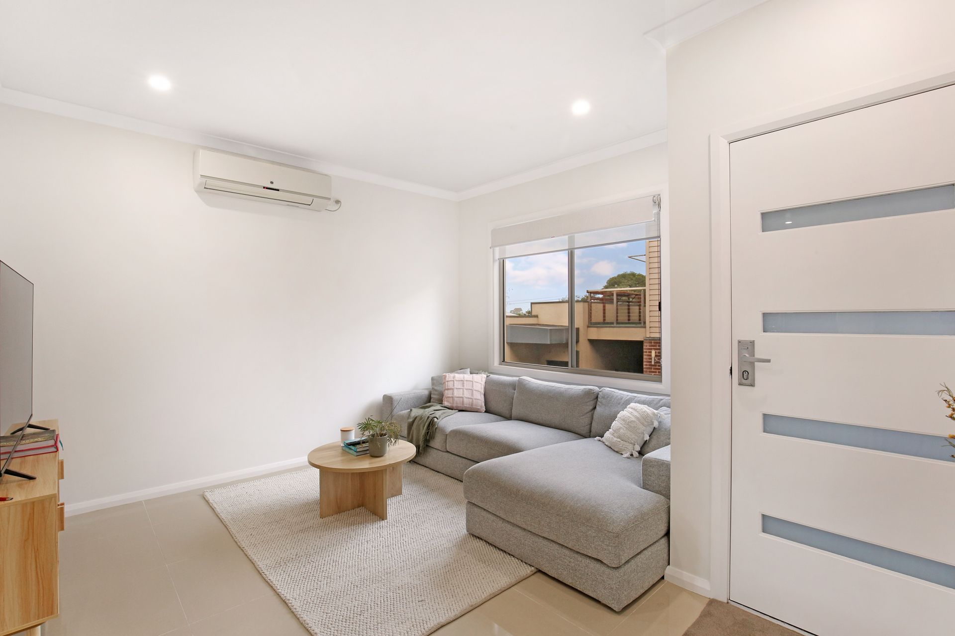 **Modern Townhouse in Great Location**