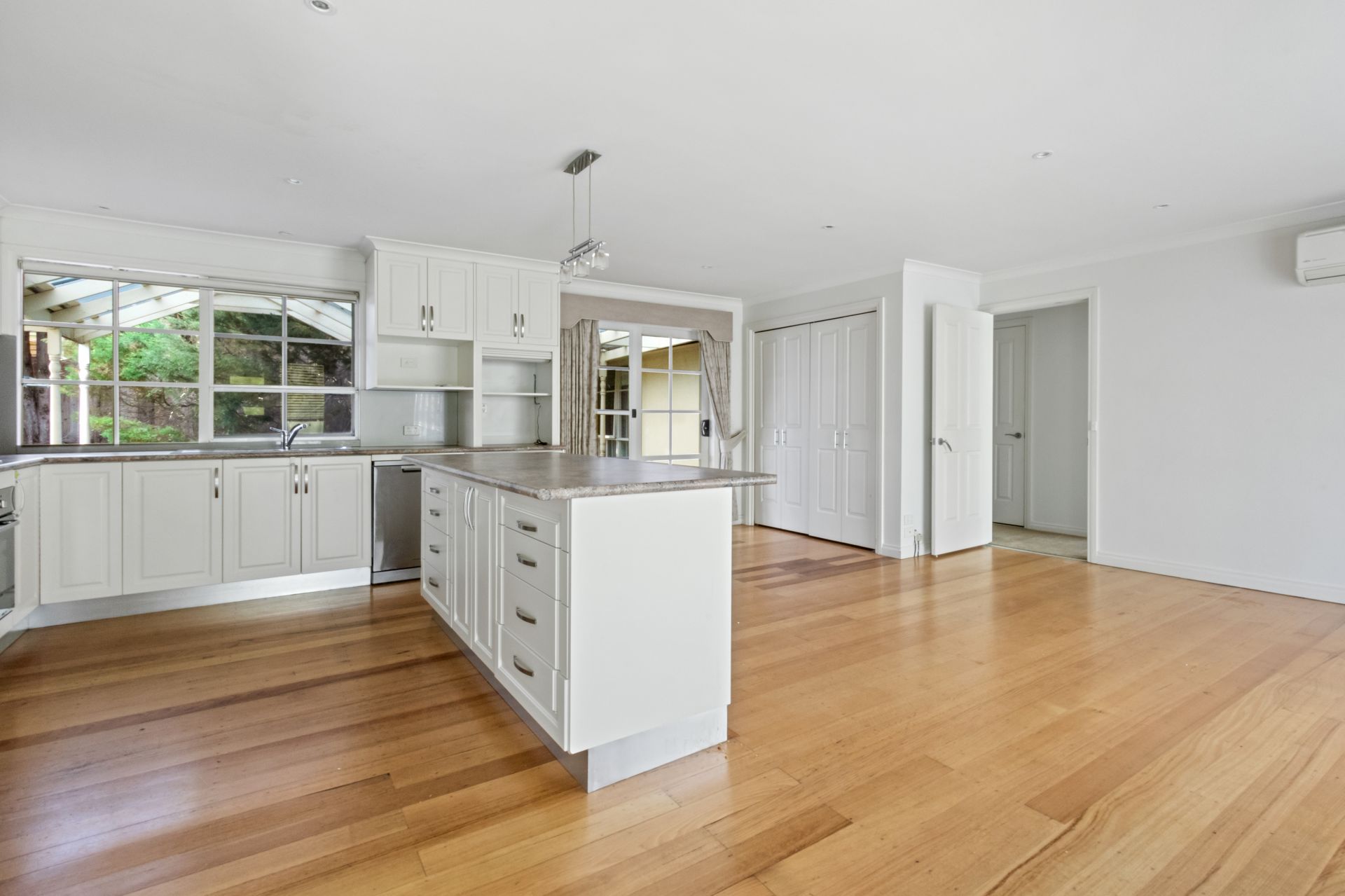 Beautifully Presented Family Home!