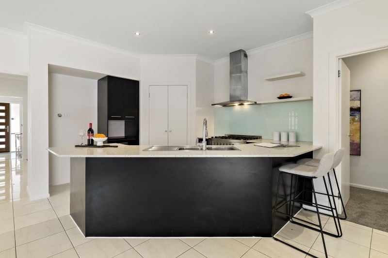 90 Hawkstowe Parade, South Morang