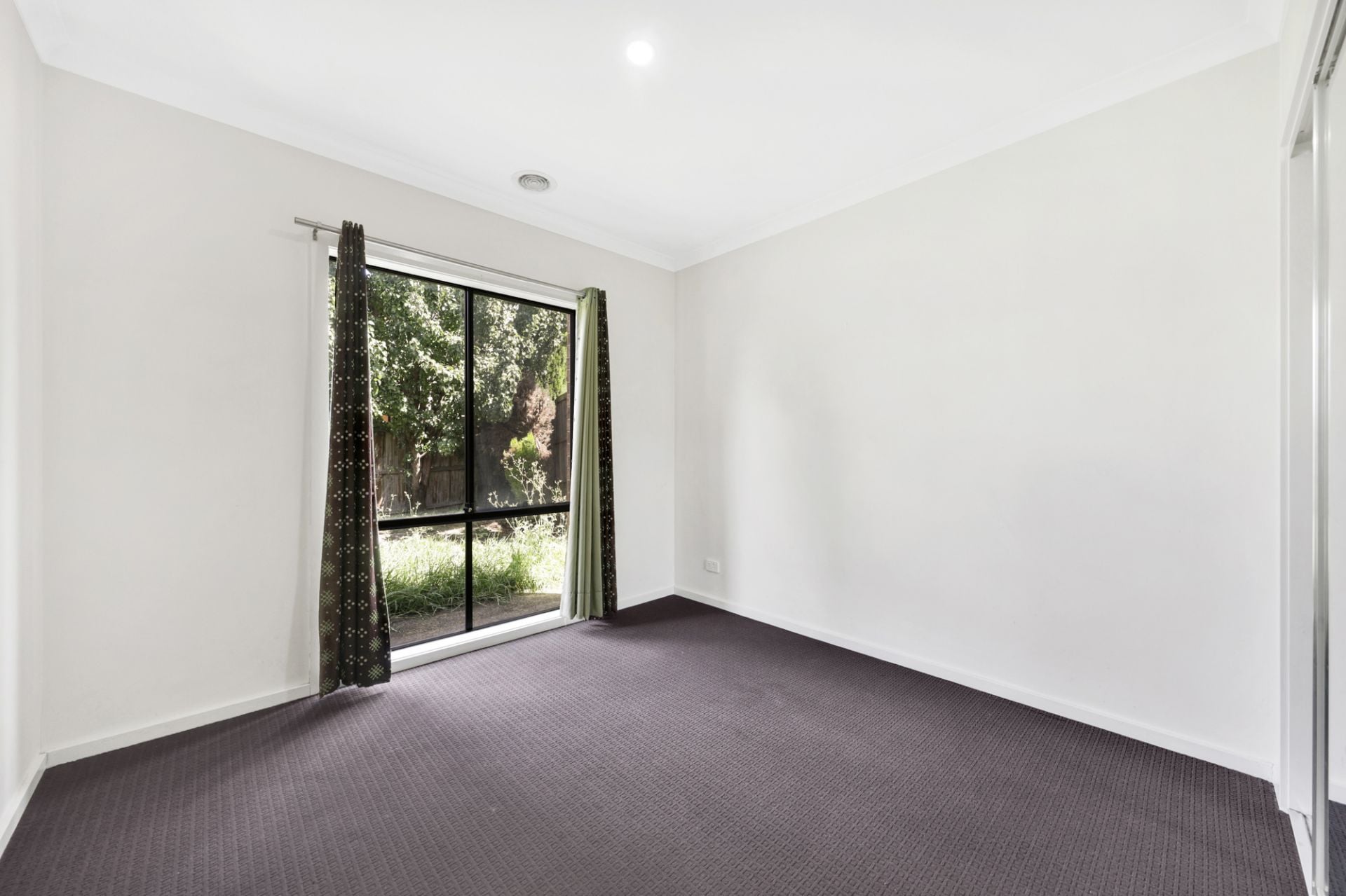 BEAUTIFULLY PRESENTED HOME!