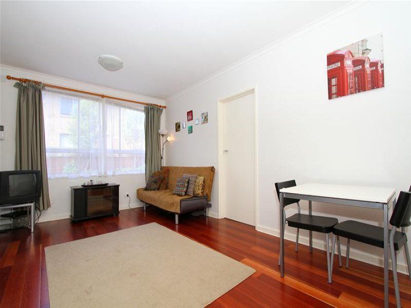 Beautiful One Bedroom Apartment with Courtyard!