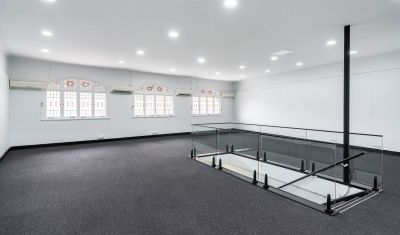 REFURBISHED OFFICE WITH CHARACTER FEATURES