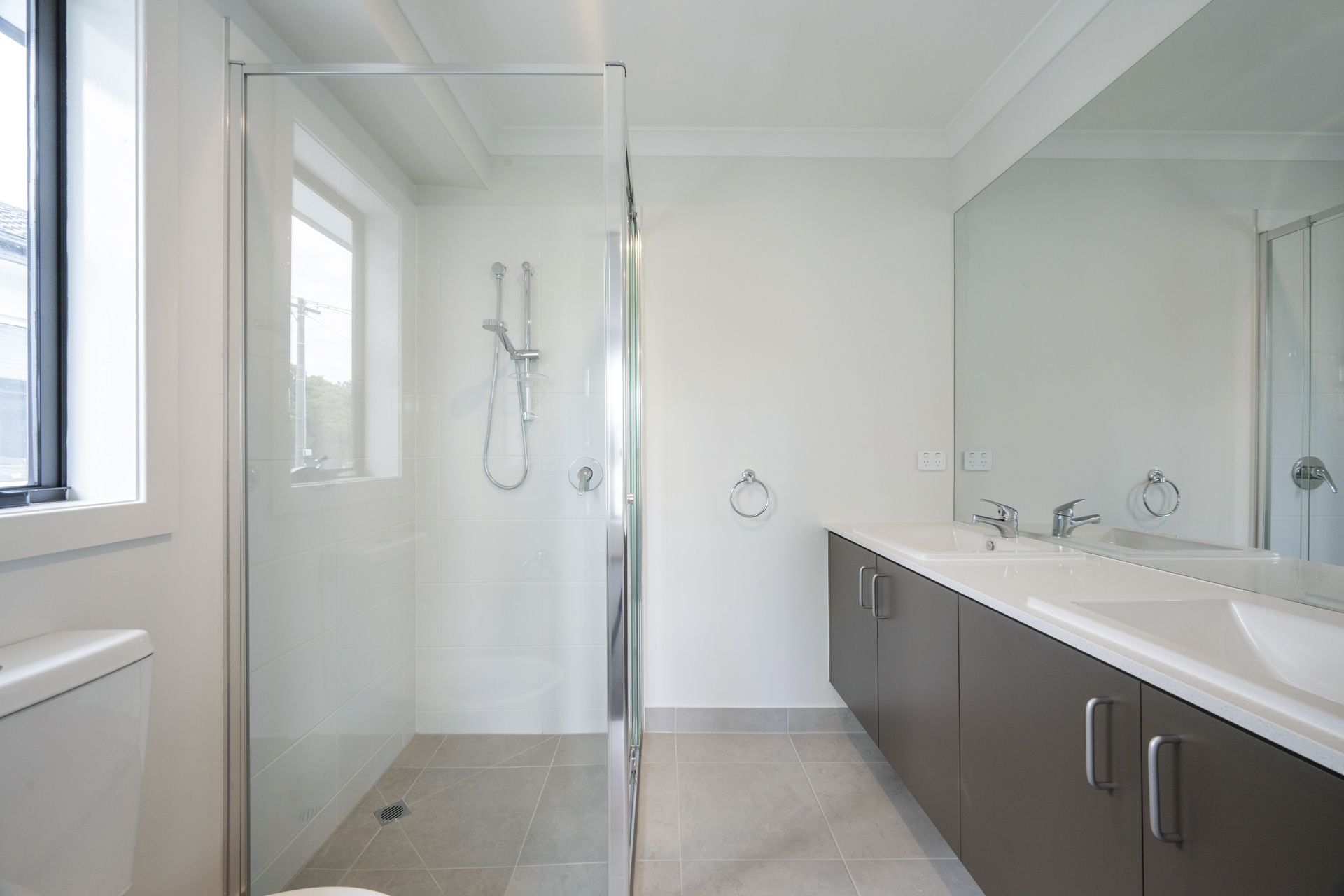 CONTEMPORARY COMFORT MEETS CONVENIENCE