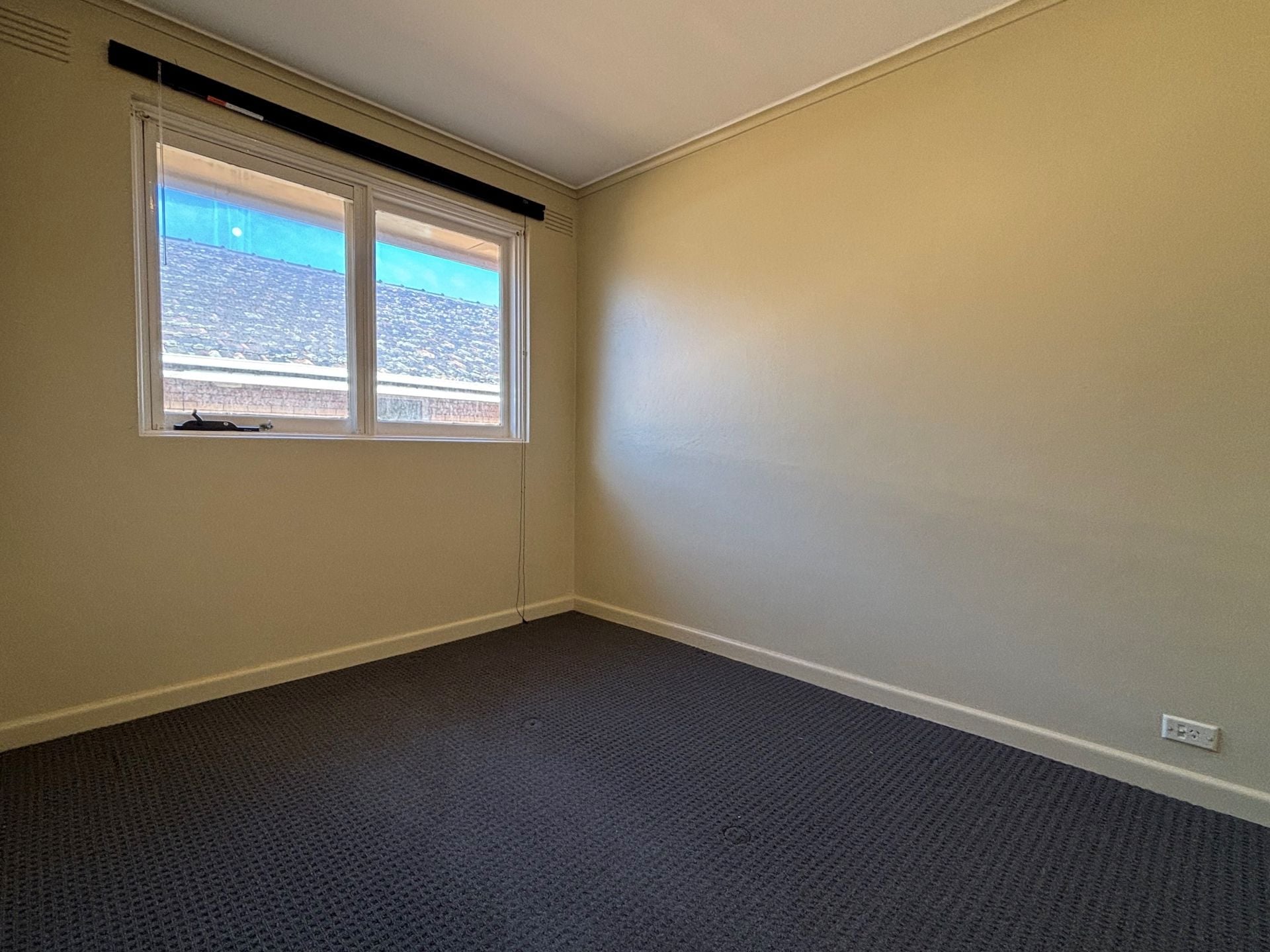 Bright & Convenient 2-Bedroom Unit in Ivanhoe