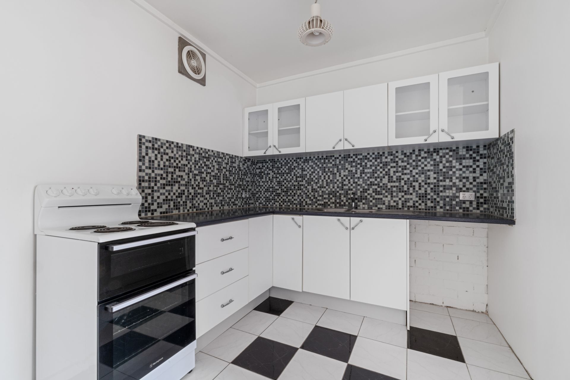 Stylish, Sunlit 1 bedroom Unit Offering Comfort & Convenience