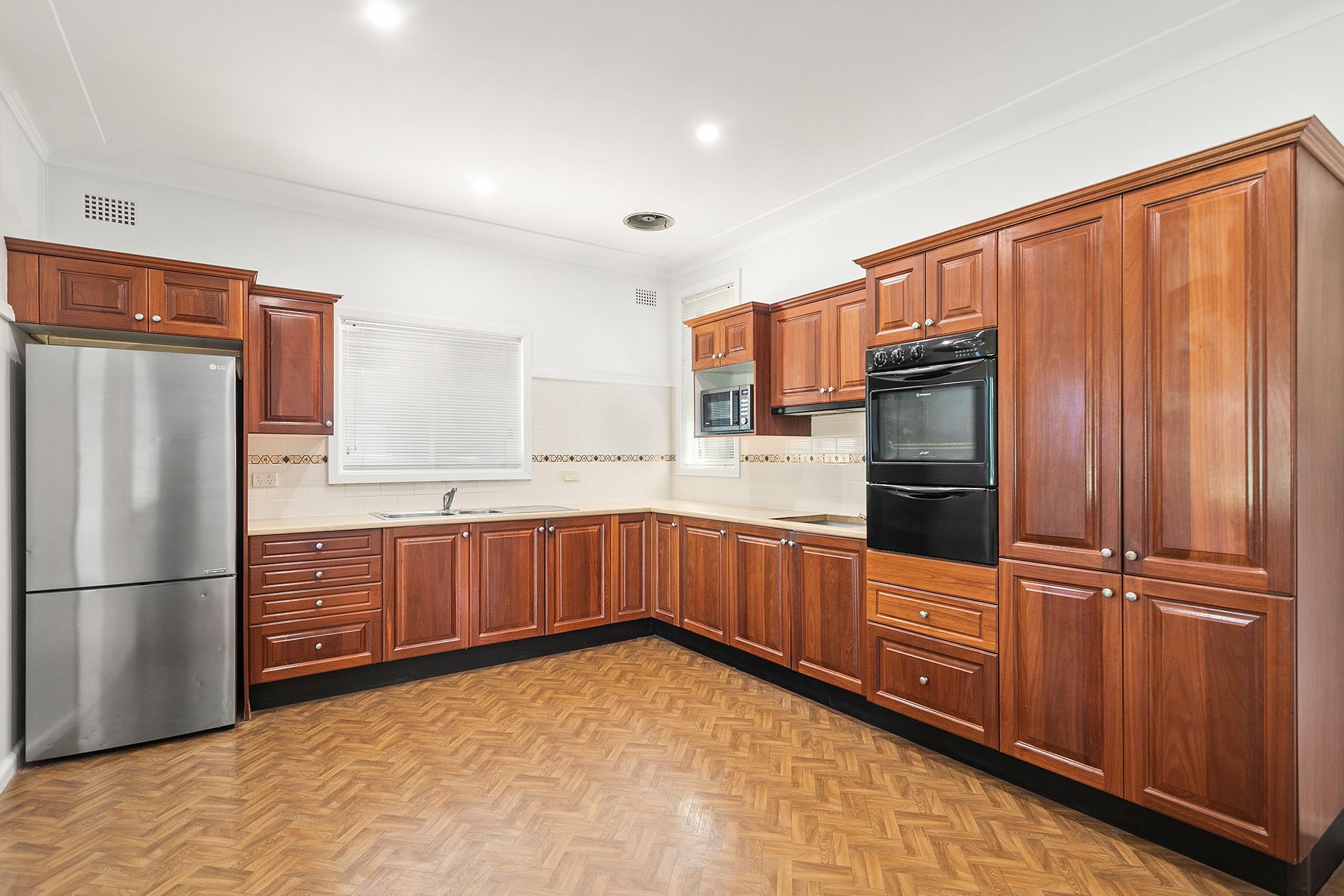 14 Amiens Avenue, Engadine, Engadine - Thumbnail 2