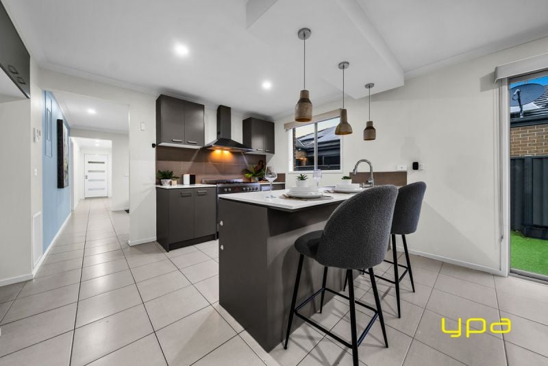 27 Donatello Crescent Narre Warren VIC, Narre Warren - Thumbnail 2