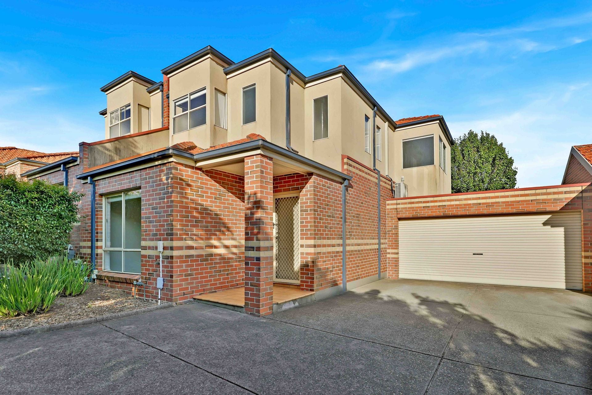 Modern Comfort & Convenience in Prime Reservoir Location