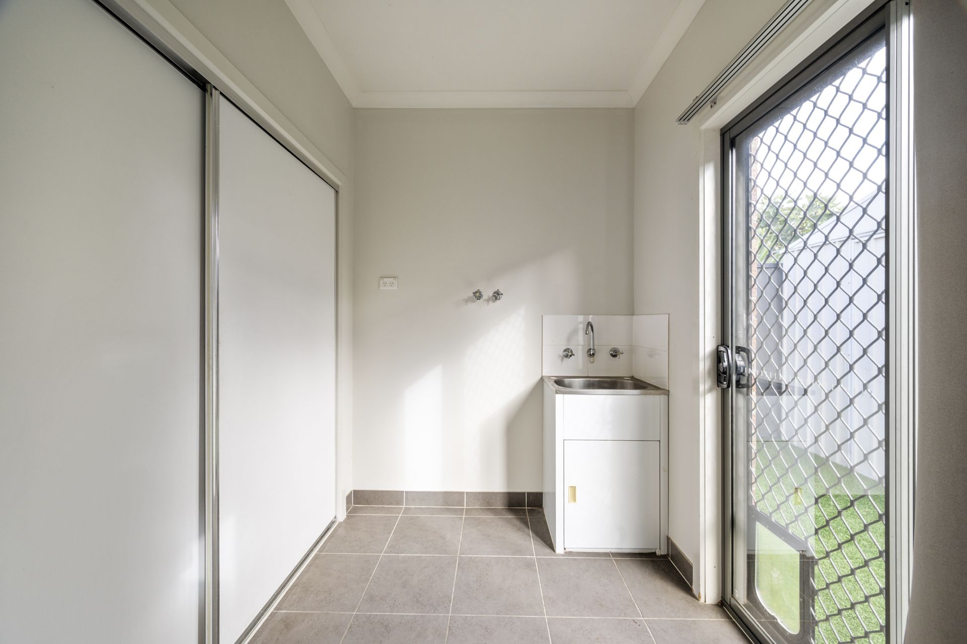 SPACIOUS HOME WITH PERGOLA, BBQ & SPA