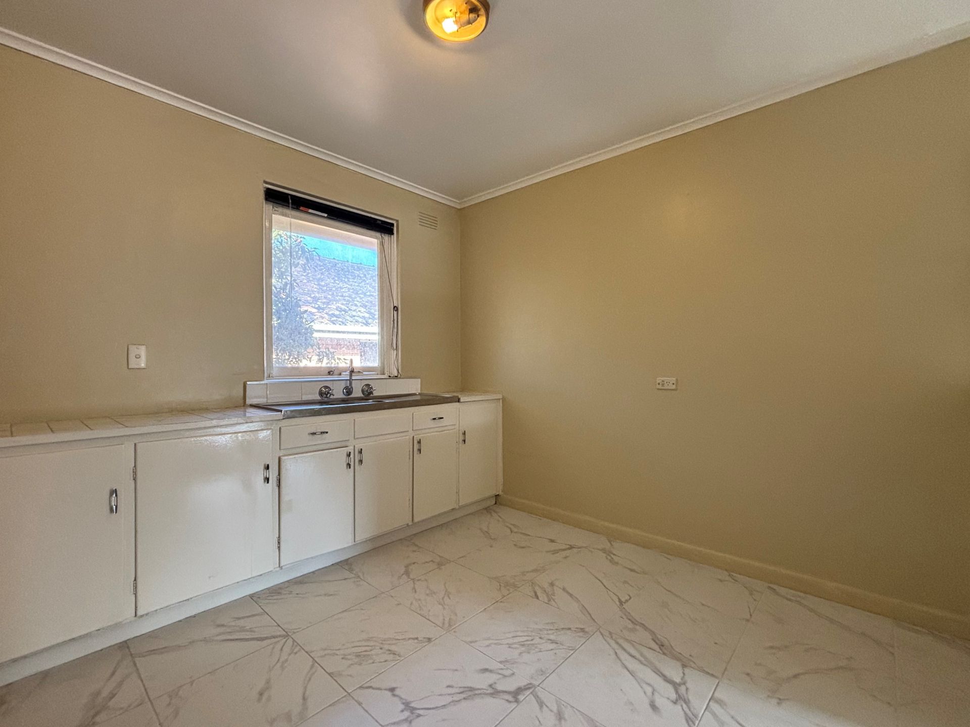Bright & Convenient 2-Bedroom Unit in Ivanhoe