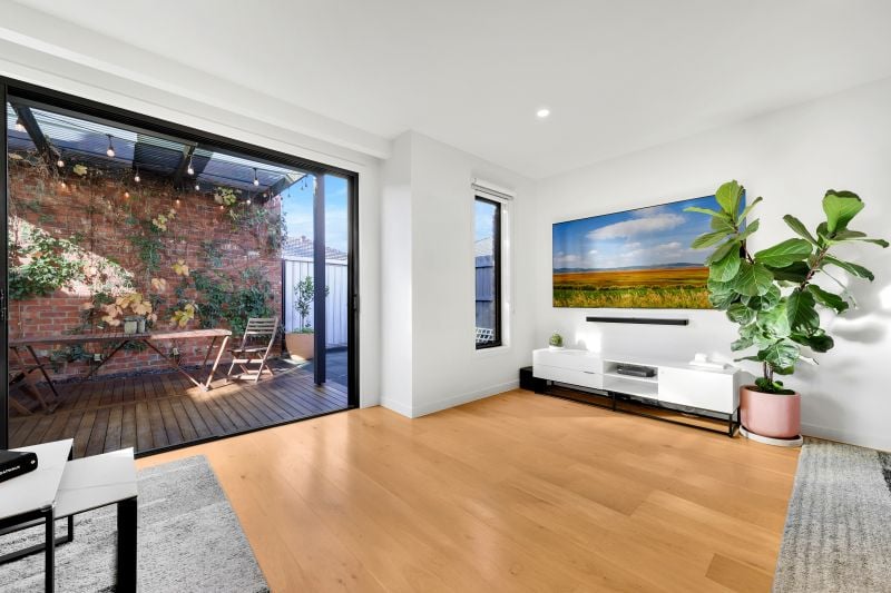 96 North Street, Hadfield