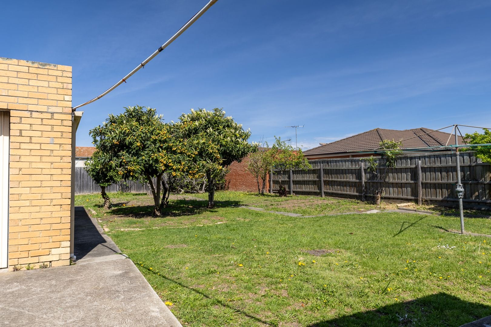 NESTLES CENTRALLY IN THOMASTOWN!
