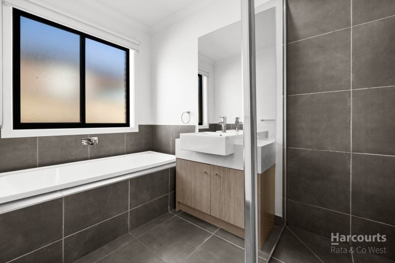 8 Isaacs Street, Deanside