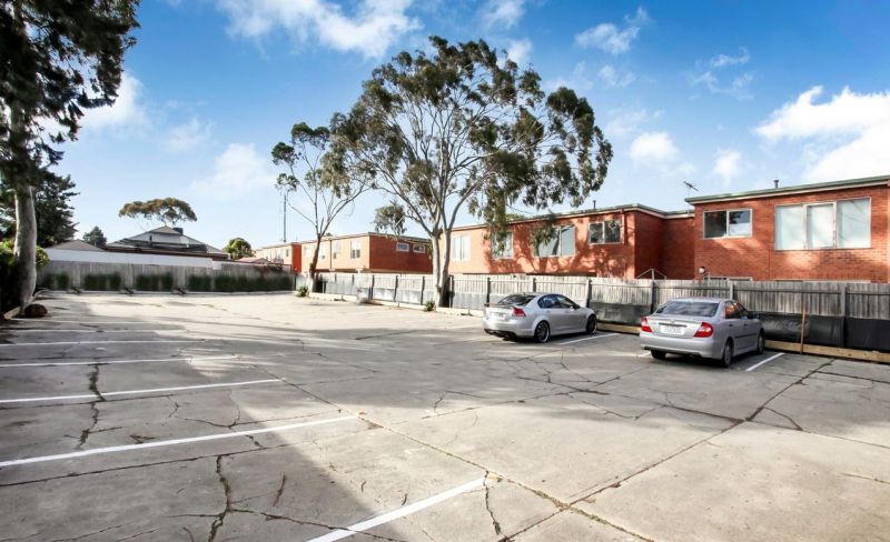 Light-Filled 1-Bedroom Apartment with Ensuite and Parking in Prime Location