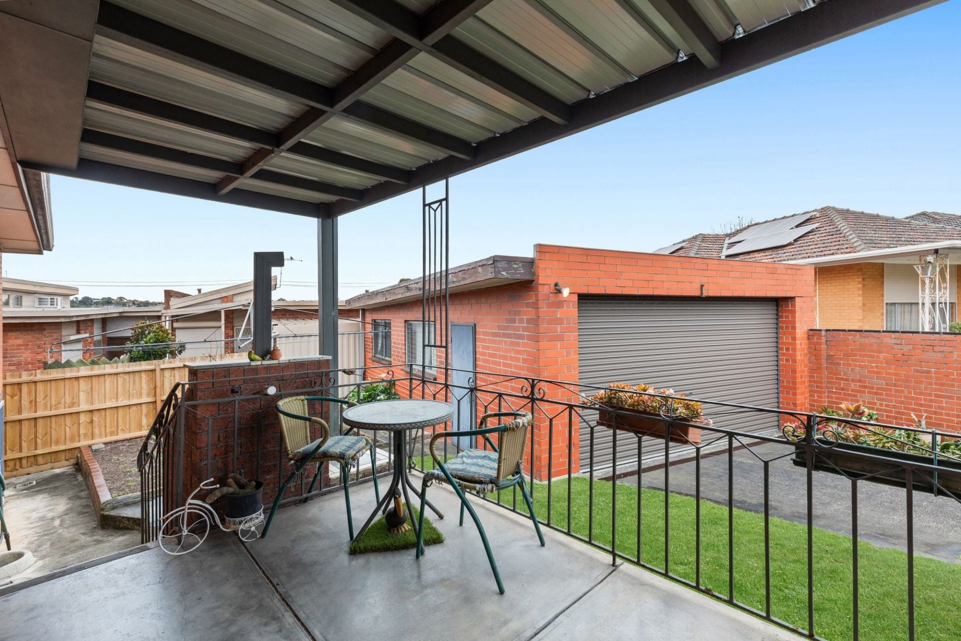 A Family Favorite ….. with 2 Garages !
