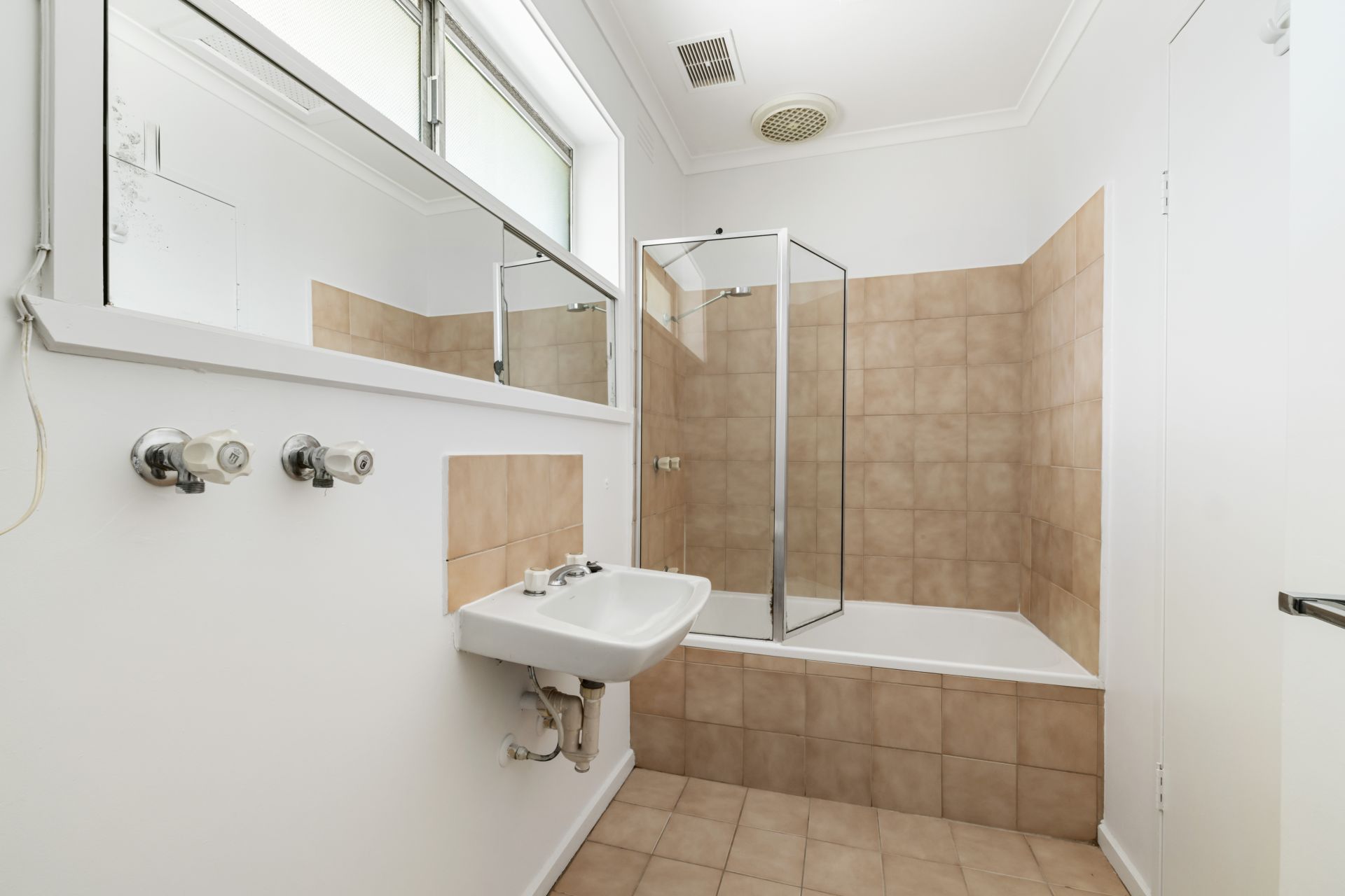 Affordable Spacious Apartment In Great Location !