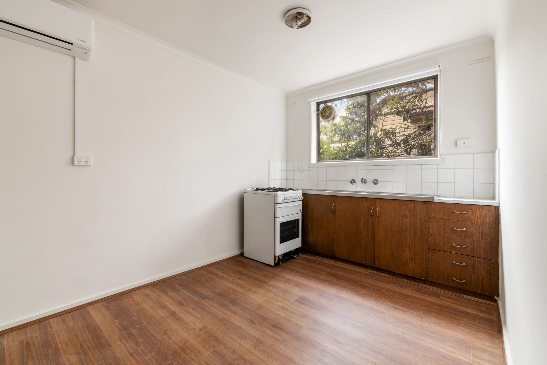 2 Bedroom Apartment on Pender Street